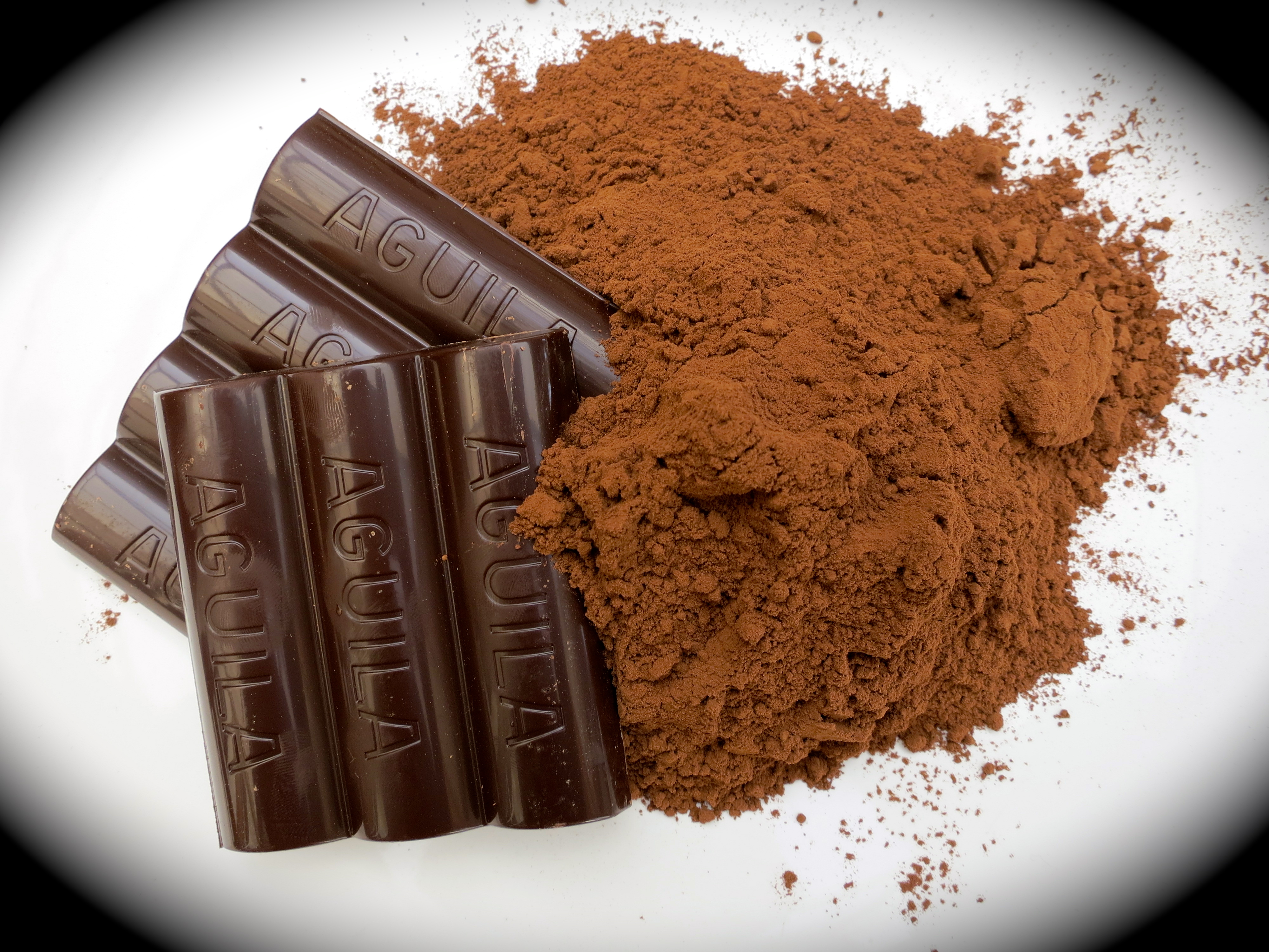 Шоколад в порошке. Шоколад и какао порошок. Порошковый шоколад. Шоколадный порошок какао.